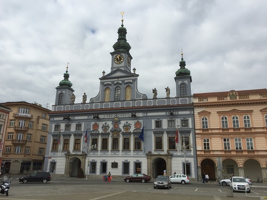 Pamětní deska TGM je umístěna na českobudějovické radnici na náměstí Přemysla Otakara II. 